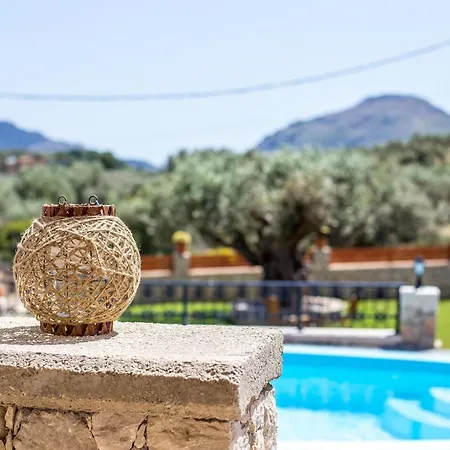 Linda Tsambika فيلة